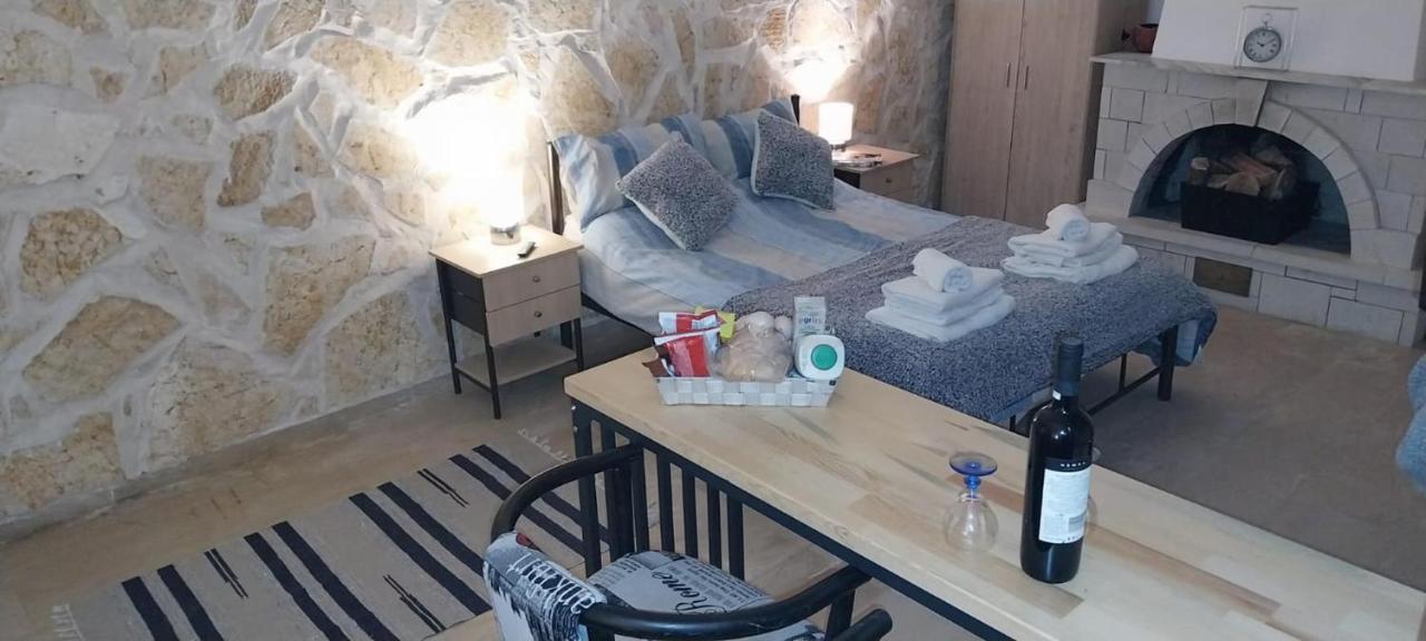 Lovely Studio In Strinilas With Its Own Pool Exteriér fotografie