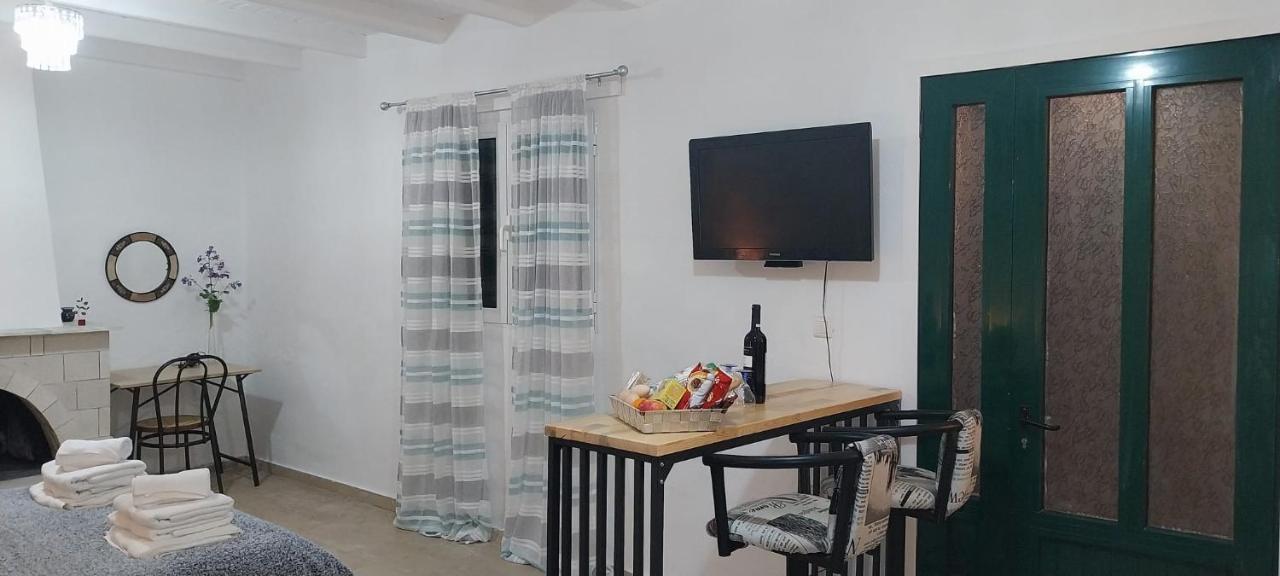 Lovely Studio In Strinilas With Its Own Pool Exteriér fotografie