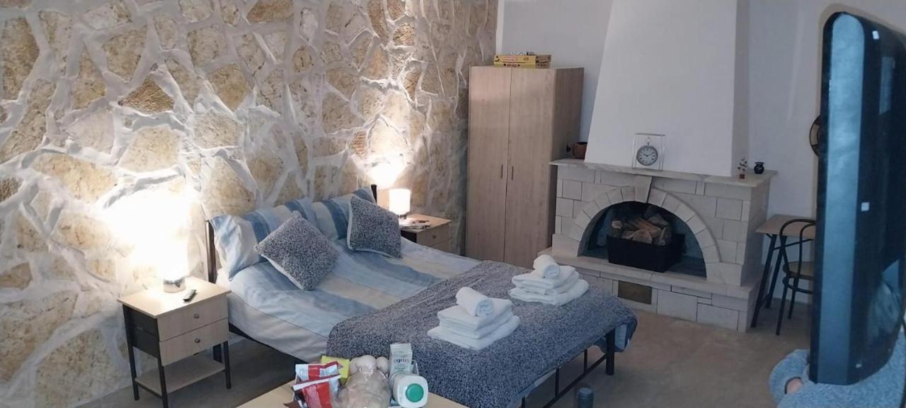 Lovely Studio In Strinilas With Its Own Pool Exteriér fotografie