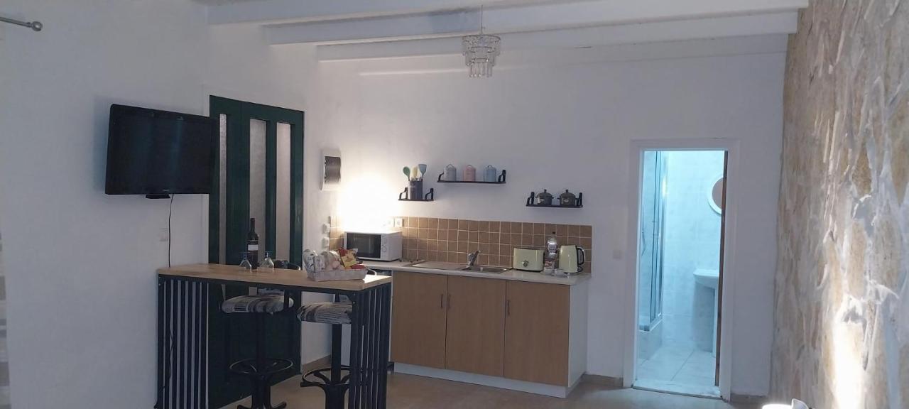 Lovely Studio In Strinilas With Its Own Pool Exteriér fotografie