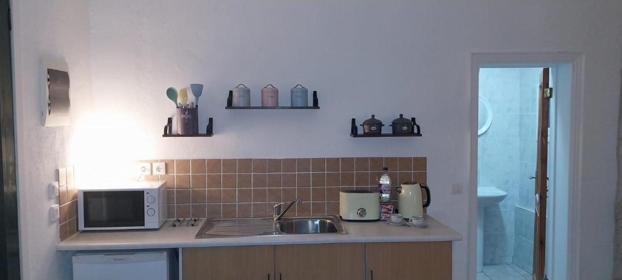 Lovely Studio In Strinilas With Its Own Pool Exteriér fotografie